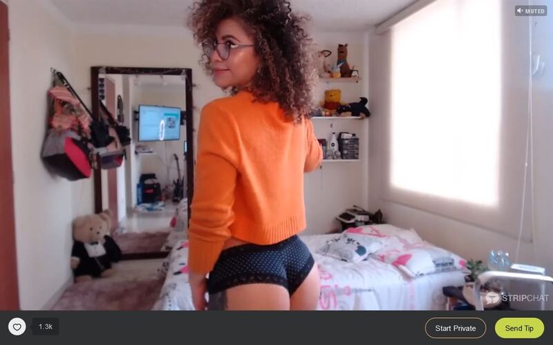 Stunning petite beauty shows off her booty on Stripchat
