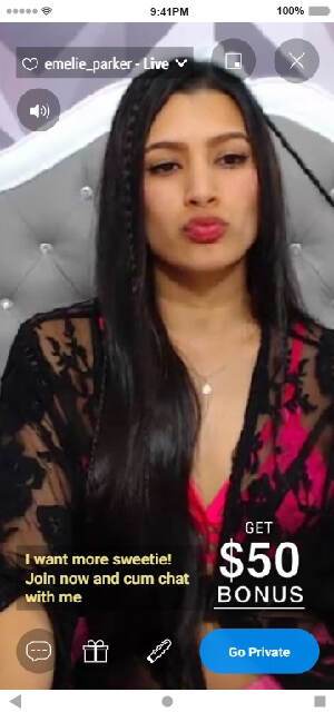 Sultry model blowing a kiss to her guests on ImLive mobile